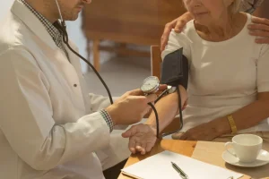 علائم فشار خون بالا در سالمندان